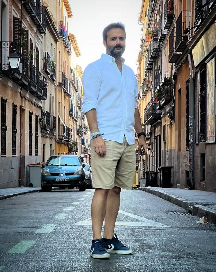 Andrés Cardenete, escritor y periodista malagueño, autor de El galgo del Guadalquivir — fotografía en blanco y negro